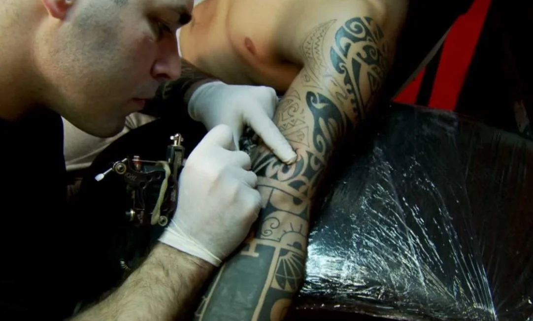 Guidance on Utilizing Tattoo and Piercing Shops Near Me